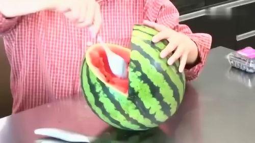 怎么做吃瓜的视频,跟着视频一起享受夏日清凉